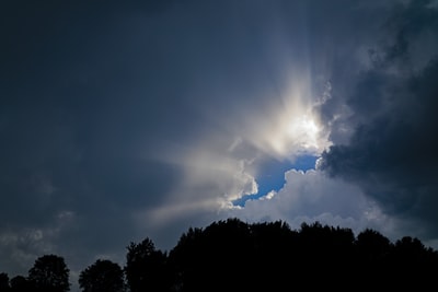 云层遮挡太阳的低角度摄影